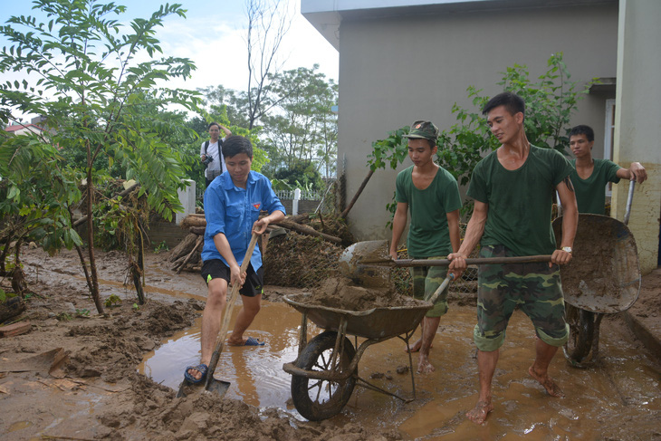 Hàng nghìn thanh niên tình nguyện giúp dân sau mưa lũ miền Bắc - Ảnh 7.
