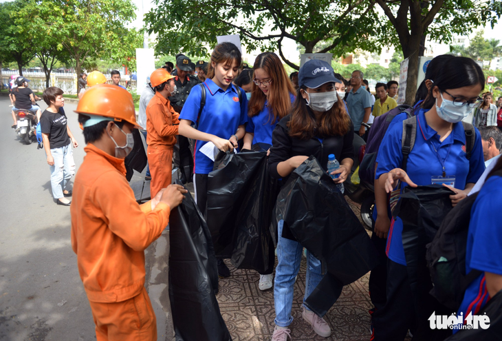 Sinh viên tham gia dọn rác trong sự kiện ‘Sạch hơn nhé Sài Gòn’ - Ảnh 2.