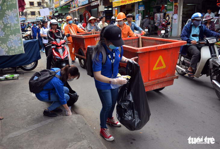 Sinh viên tham gia dọn rác trong sự kiện ‘Sạch hơn nhé Sài Gòn’ - Ảnh 1.
