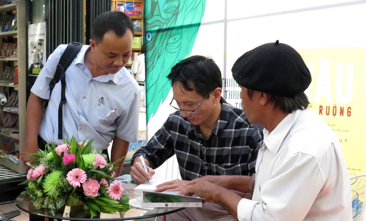 Con chim joong “chở” đầy chất sống - Ảnh 1.