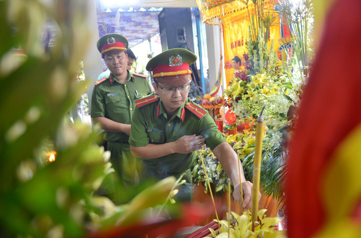 Người thân, đồng đội tiễn đưa đại úy Phạm Phi Long về đất mẹ - Ảnh 5.