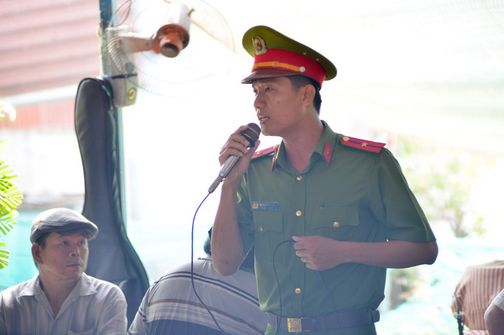 Người thân, đồng đội tiễn đưa đại úy Phạm Phi Long về đất mẹ - Ảnh 7.
