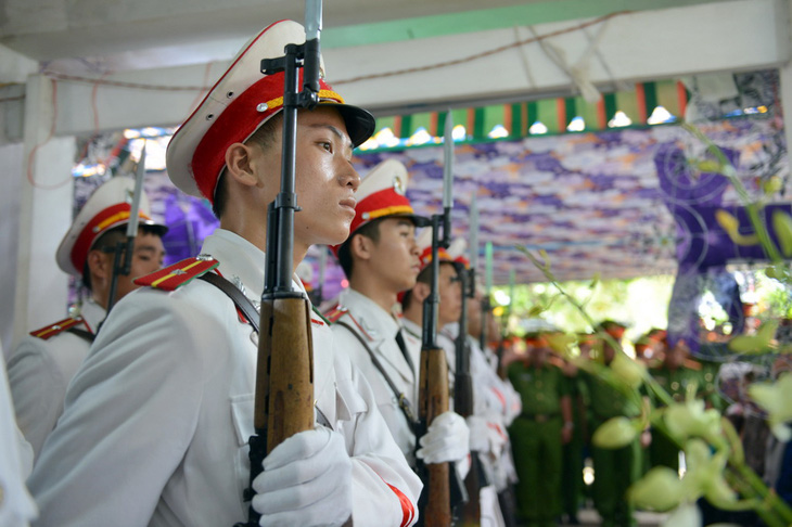 Người thân, đồng đội tiễn đưa đại úy Phạm Phi Long về đất mẹ - Ảnh 8.