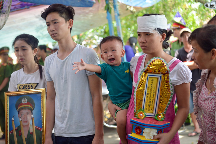 Người thân, đồng đội tiễn đưa đại úy Phạm Phi Long về đất mẹ - Ảnh 1.