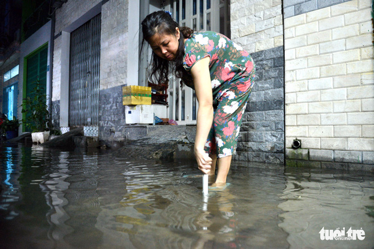 Không mưa, người Sài Gòn vẫn bì bõm lội nước - Ảnh 12.