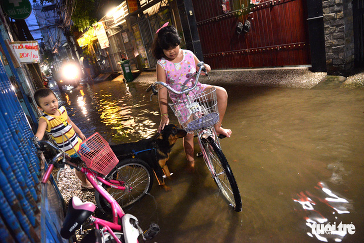 Không mưa, người Sài Gòn vẫn bì bõm lội nước - Ảnh 9.