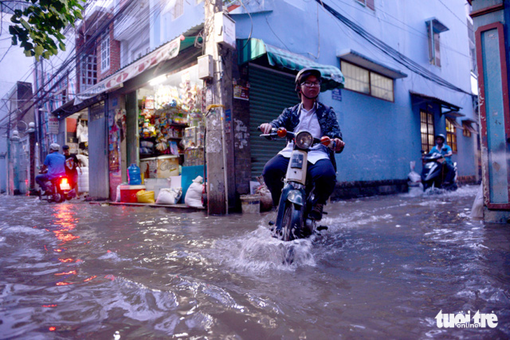 Không mưa, người Sài Gòn vẫn bì bõm lội nước - Ảnh 4.