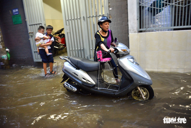 Không mưa, người Sài Gòn vẫn bì bõm lội nước - Ảnh 2.