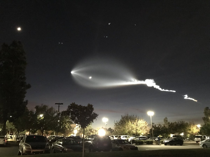 UFO hình sứa trên bầu trời Los Angeles? - Ảnh 2.