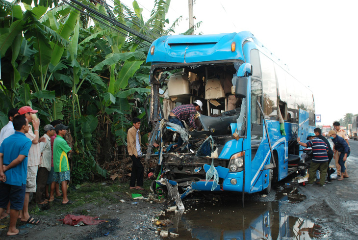 Xe khách tông xe tải đang đậu, 1 người chết, 12 bị thương - Ảnh 1.
