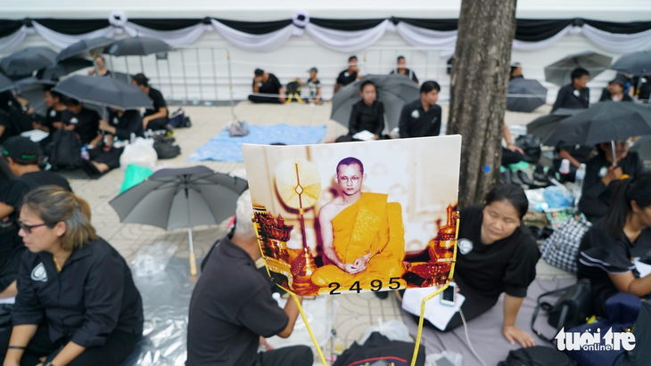 Hàng chục ngàn người Thái xếp hàng nhiều ngày chờ tiễn vua - Ảnh 8.
