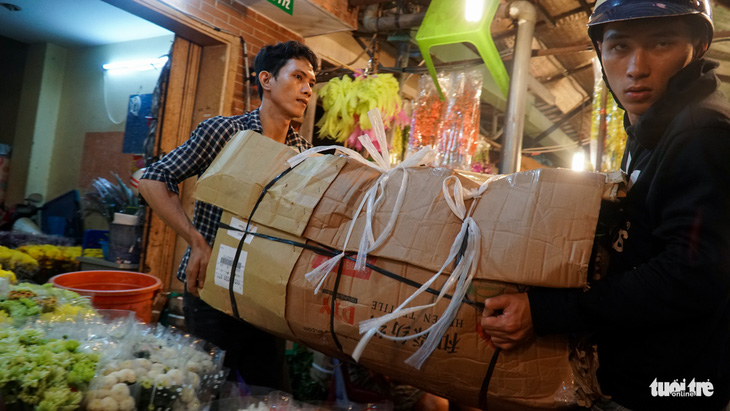 Chợ hoa lớn nhất Sài Gòn hối hả trước ngày 20-10 - Ảnh 7.