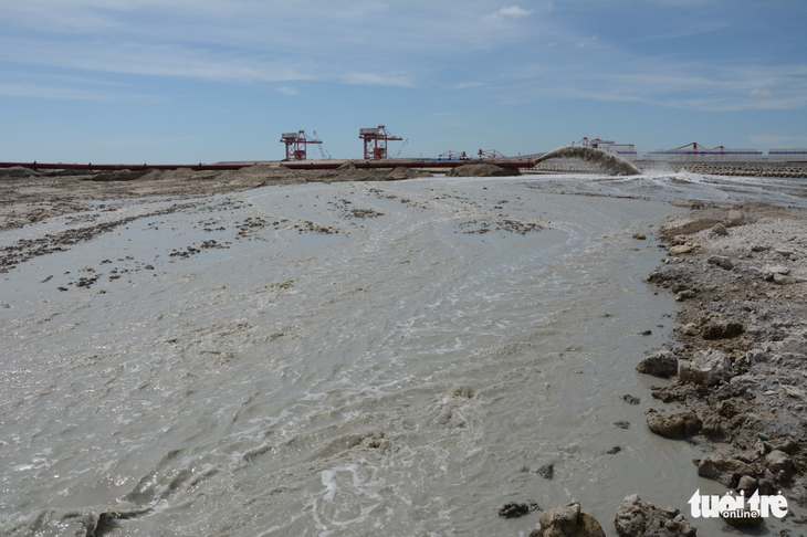Bùn thải đã được hút đổ sang cảng tổng hợp Vĩnh Tân - Ảnh 4.