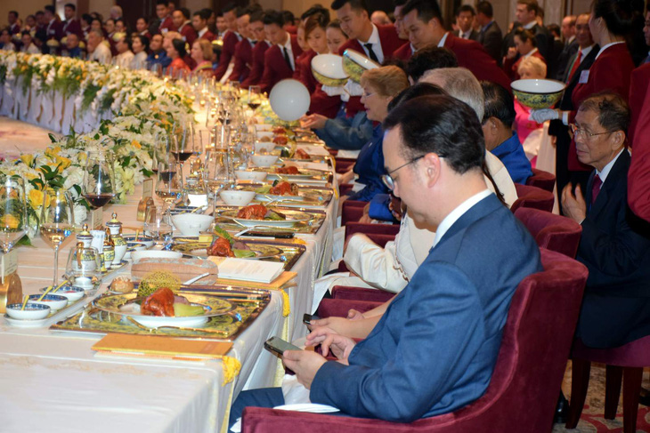 Chiêm ngưỡng bộ bàn ăn dát vàng ở tiệc chiêu đãi APEC - Ảnh 2.