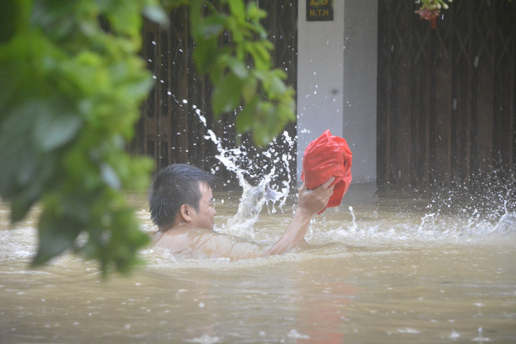 Du khách và người dân cuống cuồng chạy lũ ở Hội An - Ảnh 1.