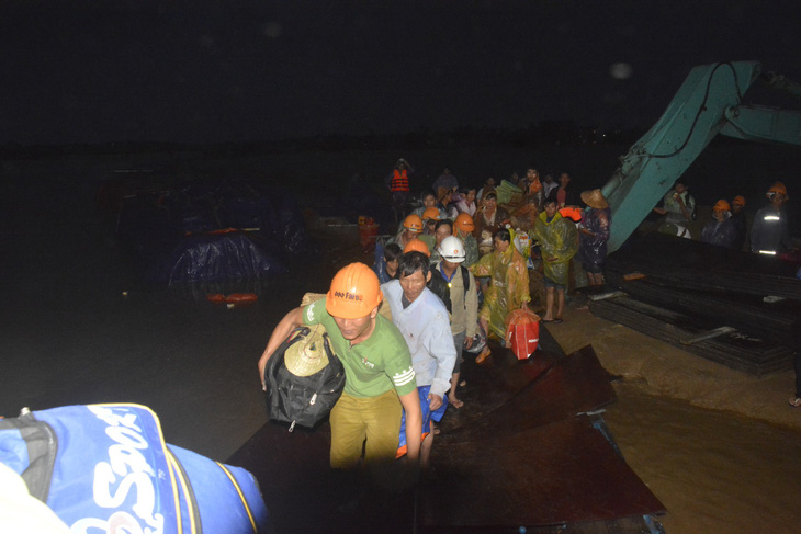 Cứu hộ khẩn cấp 131 công nhân kêu cứu giữa sông Thu Bồn - Ảnh 3.