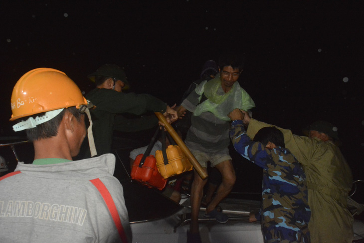 Cứu hộ khẩn cấp 131 công nhân kêu cứu giữa sông Thu Bồn - Ảnh 4.