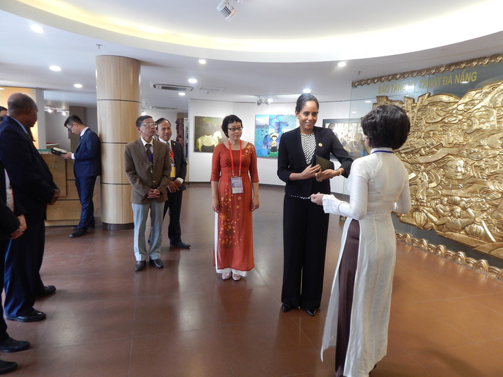Phu nhân thủ tướng Papua New Guinea thăm Bảo tàng Mỹ thuật Đà Nẵng - Ảnh 5.