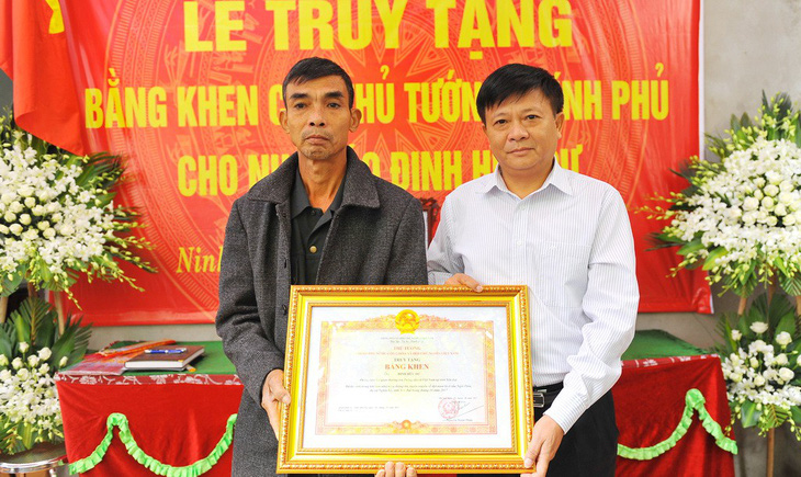 Truy tặng bằng khen của Thủ tướng cho phóng viên Đinh Hữu Dư - Ảnh 1.