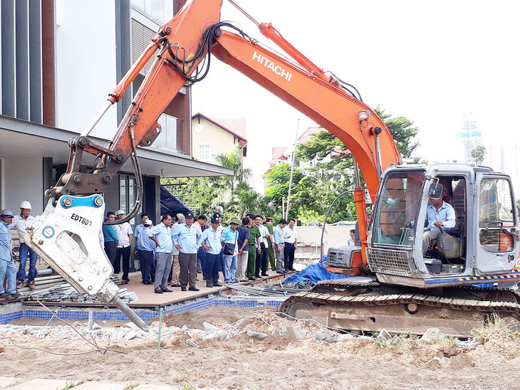 Buộc tháo dỡ công trình xây sai phép: Làm gì để dân không bỡ ngỡ? - Ảnh 1.