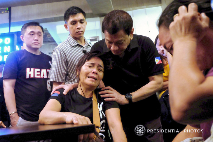 Tổng thống Philippines khóc ròng vì nỗi đau của dân - Ảnh 2.