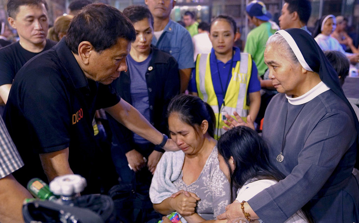 Tổng thống Philippines khóc ròng vì nỗi đau của dân - Ảnh 3.
