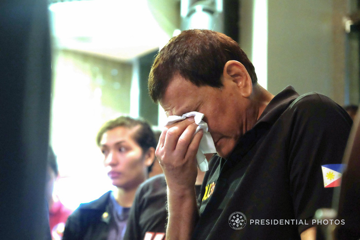 Tổng thống Philippines khóc ròng vì nỗi đau của dân - Ảnh 1.