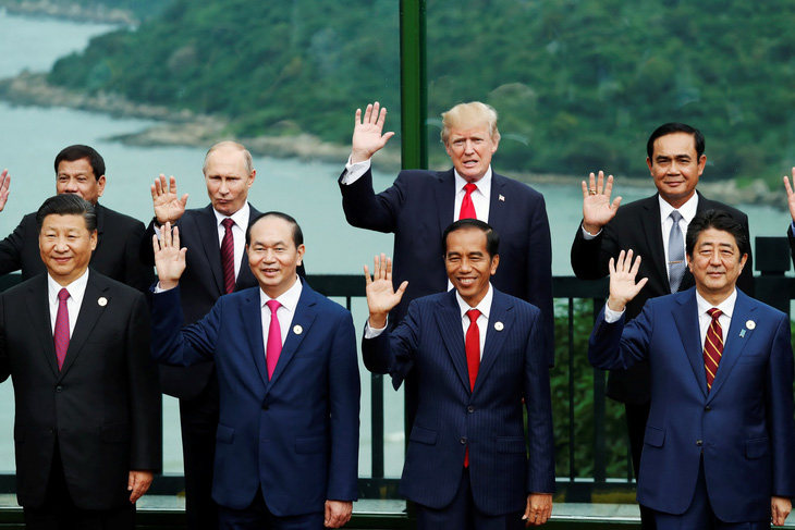 Các lãnh đạo APEC không mặc áo truyền thống APEC chụp ảnh - Ảnh 2.