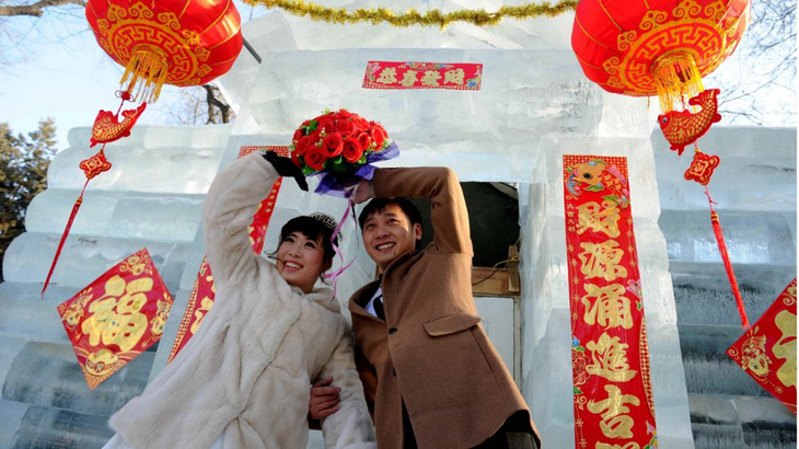 Những trò phá cưới thô bỉ và bạo lực ở Trung Quốc - Ảnh 1.