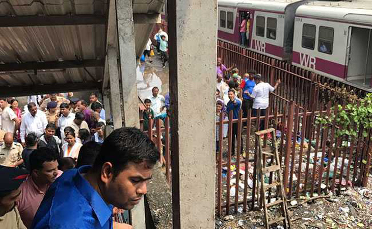 Sợ xe lửa tông nhau, hành khách giẫm đạp khiến 70 người bị thương vong - Ảnh 1.