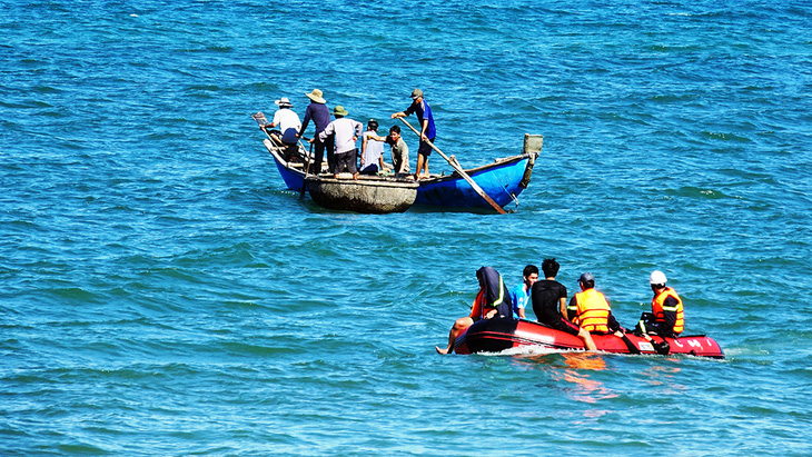 Giám đốc Ban quản lý cảng cá Quảng Ngãi mất tích khi tắm biển - Ảnh 1.