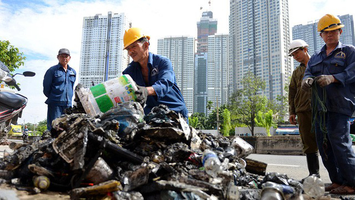 Dọn sạch rác đường Nguyễn Hữu Cảnh hỗ trợ siêu máy bơm - Ảnh 1.