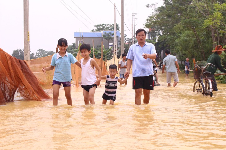 Dân Hà Nội chèo xuồng để đi, thả lưới bắt cá - Ảnh 2.