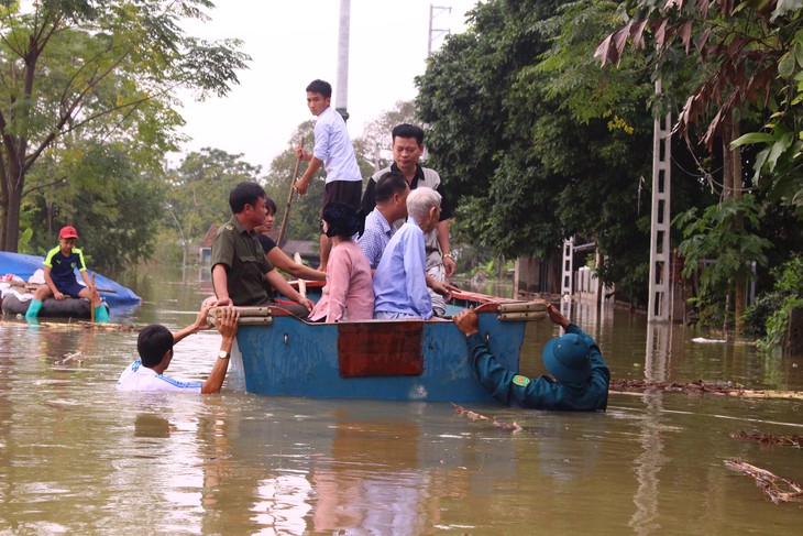 Dân Hà Nội chèo xuồng để đi, thả lưới bắt cá - Ảnh 4.