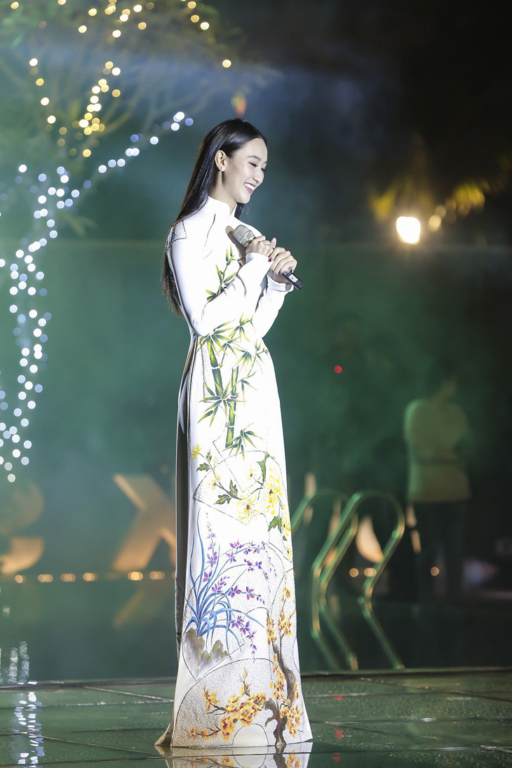 Trương Thị May làm bà lái đò trên sàn diễn thời trang Hội An - Ảnh 5.
