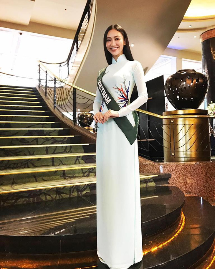 Người đẹp Hà Thu diện áo dài trắng vào phỏng vấn ở Hoa hậu Trái đất - Ảnh 2.
