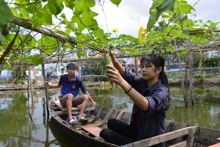 Hai anh em mồ côi cha dắt nhau vào đại học - Ảnh 1.