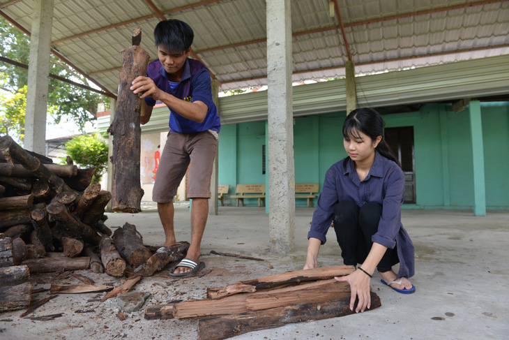 Hai anh em mồ côi cha dắt nhau vào đại học - Ảnh 5.