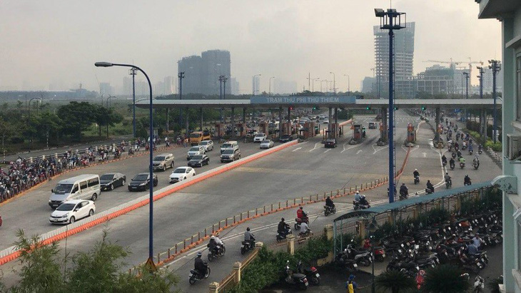 Hầm sông Sài Gòn ùn ứ, ngăn ôtô để xe máy chạy - Ảnh 1.