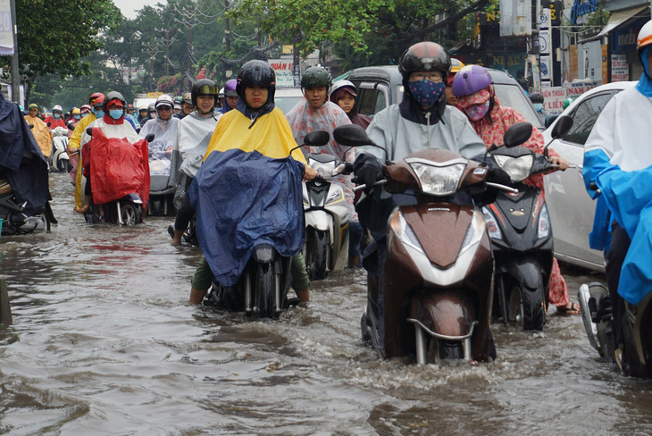 Những cung đường hễ mưa là ngập ở Sài Gòn - Ảnh 1.