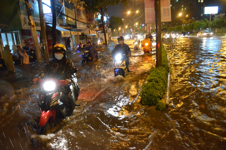 Những cung đường hễ mưa là ngập ở Sài Gòn - Ảnh 2.