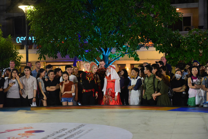 Đêm Văn hóa Thế giới 2017 trên phố đi bộ Nguyễn Huệ - Ảnh 4.