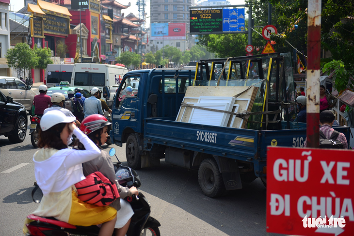 Xe bưu phẩm tông sập thanh chắn và mắc kẹt dưới cầu Công Lý - Ảnh 3.