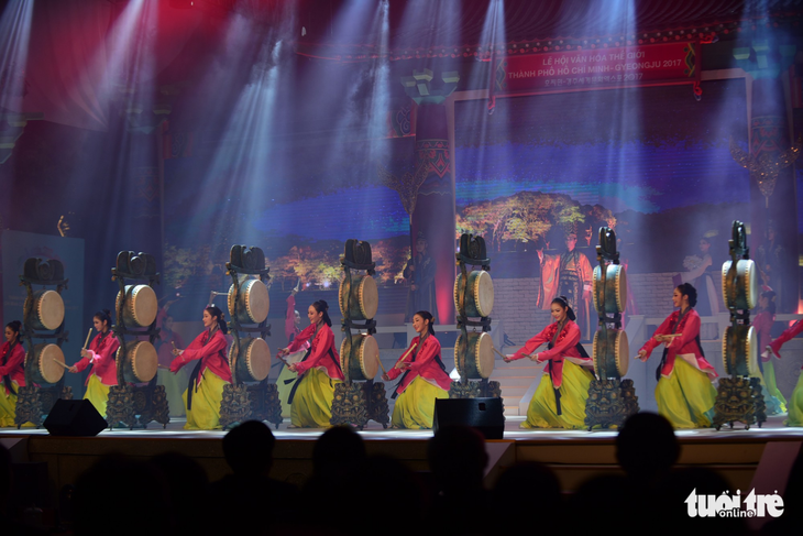 Múa cổ trang rộn rã sân khấu Lễ hội văn hóa thế giới - Ảnh 17.