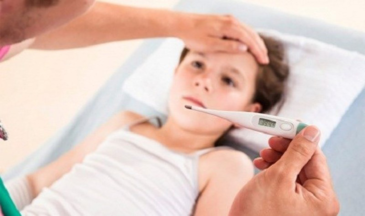 Không nên chủ quan với sốt virus ở trẻ - Ảnh 1.