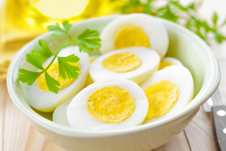 Người bị tăng huyết áp có cần kiêng ăn trứng không?