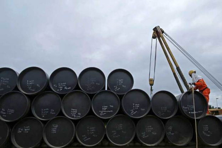 IEA: Khối lượng dầu thô dự trữ của thế giới giảm mạnh - Ảnh 1.
