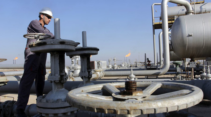 WB dự báo giá dầu mỏ có thể lên 56 USD một thùng trong 2018 - Ảnh 1.