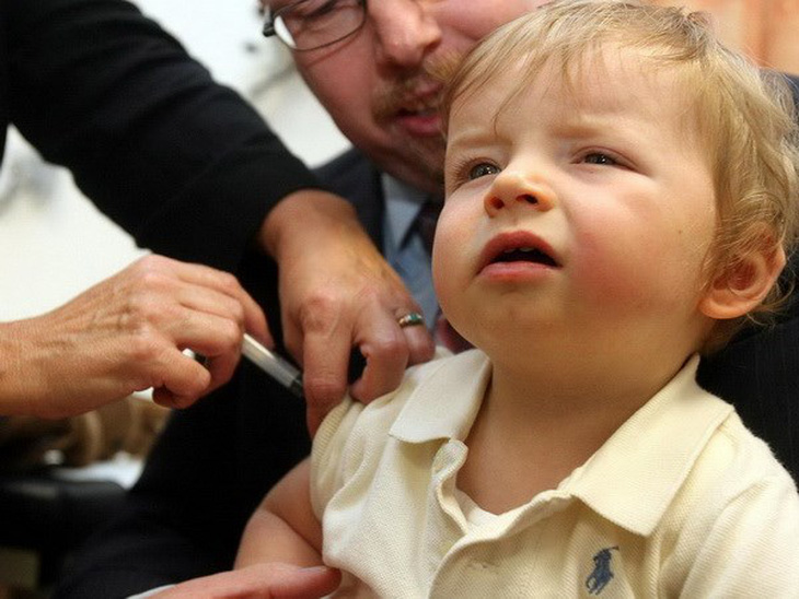 Pháp bổ sung 8 loại vắcxin bắt buộc tiêm đối với trẻ em - Ảnh 1.