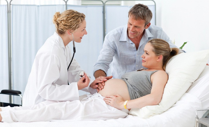 Sinh mổ ảnh hưởng đến sức khỏe mẹ và con hơn sinh thường - Ảnh 1.